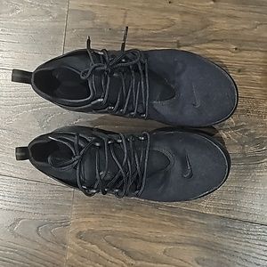 Women's in great condition Nike Prestos in black.